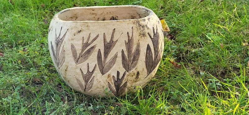 Maj Branders. Blowing in the wind. Stengods. 30cm hög. 2022. Foto MB.