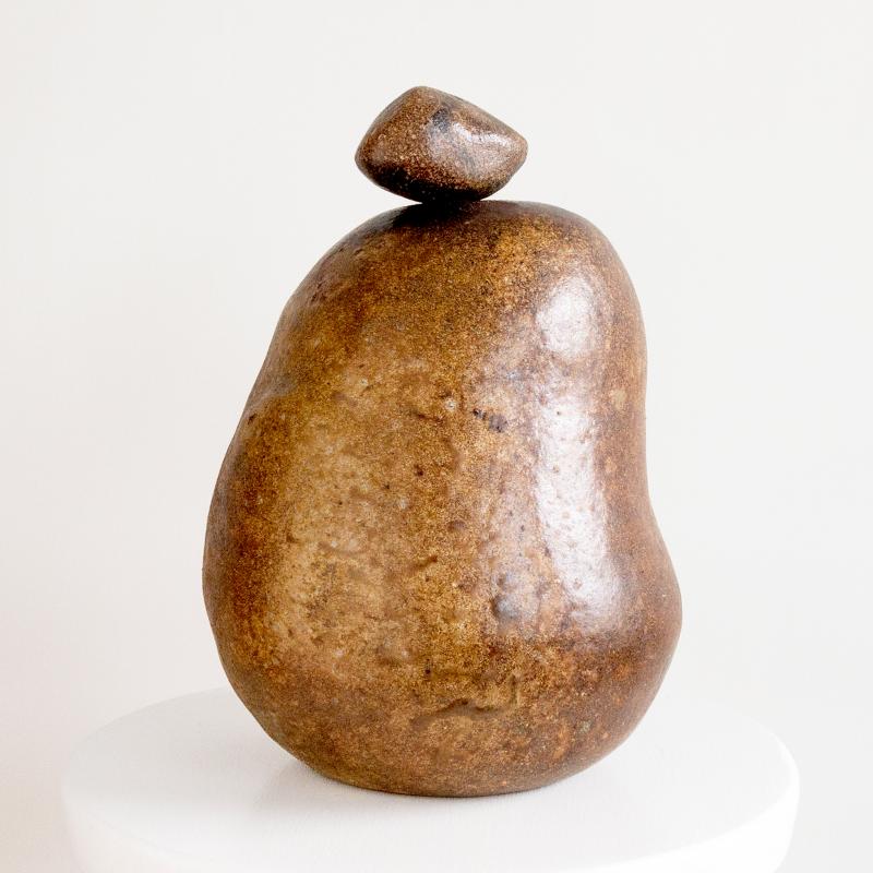 Jenni Ahonen, Huolikivi, Anagamapoltettu kivitavara, 17,5 x 29,5 x 17,5 cm, 2024.