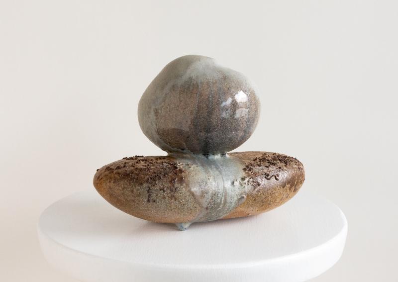 Jenni Ahonen, Memory carrier II, Anagamapoltettu kivitavara, 21 x 16,5 x 12 cm, 2024.