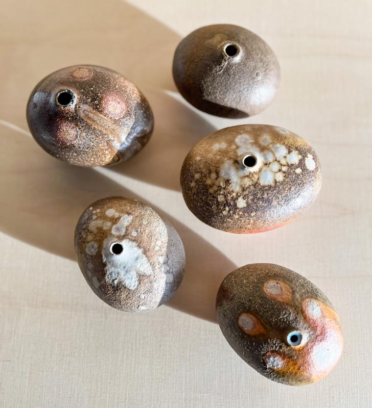 Jenni Ahonen, Pebble maljakot, Anagamapoltettu kivitavara,  eri kokoja, 2024.