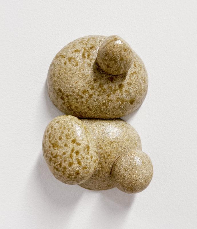 Jenni Ahonen, Unikeko, Kivitavara, 18 x 13 x 7 cm, 2024.