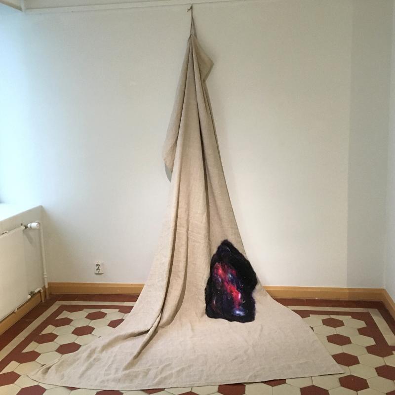 Piipa Toivonen, Rouva Tereskovan perintöpyyhe, 1,80 x 300  cm, , tekstiiliveistos, 2021, kuvaaja Piipa Toivonen