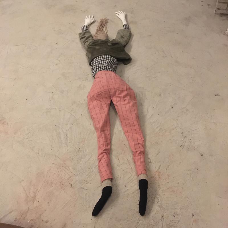 Piipa Toivonen, Kaatuminen, 0,90 x 220 cm, tekstiiliveistos, 2020, kuvaaja Piipa Toivonen