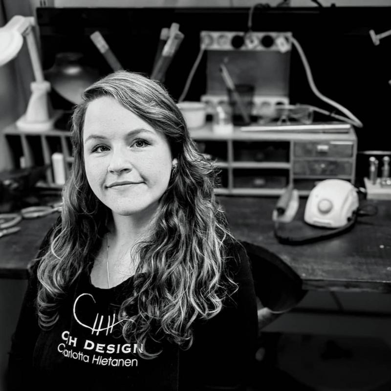 Charlotta Hietanen pajalla Sepänkylässä