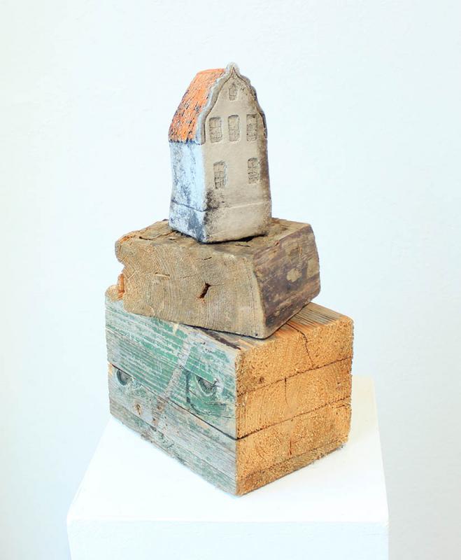 Talo vuorella, rakupoltettu keramiikka, puu 2021-24,  40 x 20 x 15 cm
