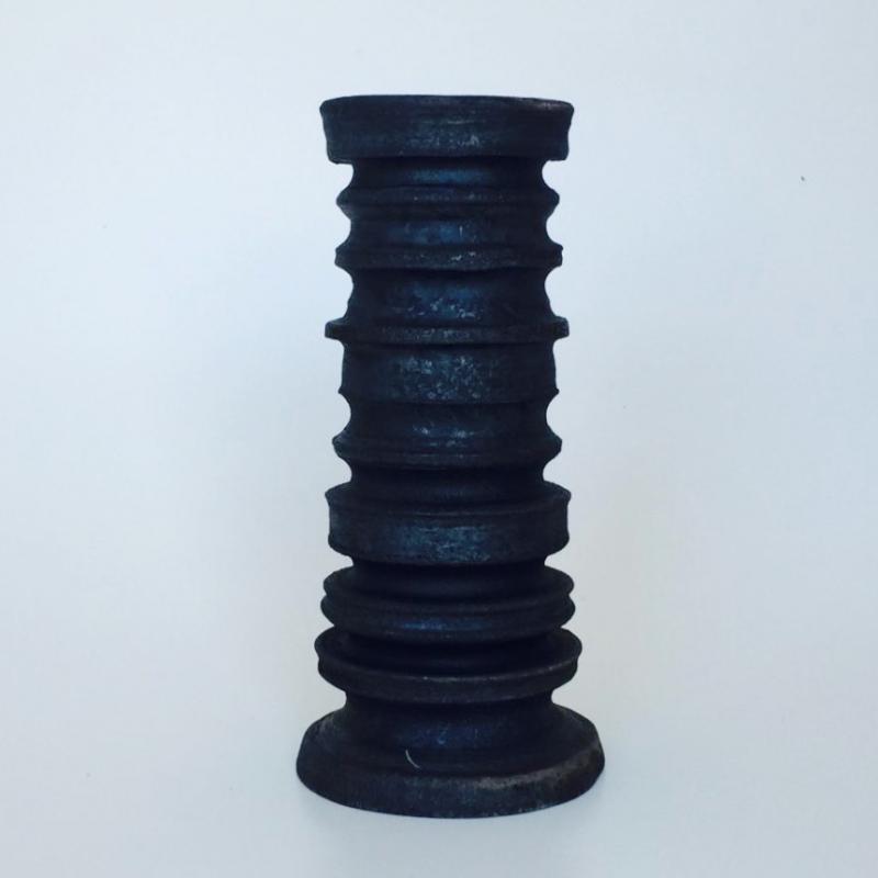 Julia Aminioff-Tatsis, Ljusstake, drejad i stengods, raku. 2019. Foto: Julia Aminoff-tatsis