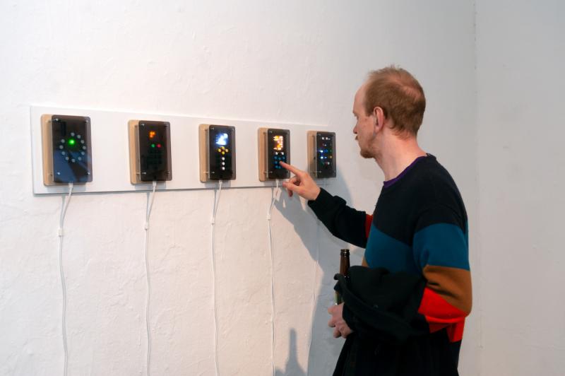 Phones 1G/2G/3}G/4G/5G, plexiglass/electronics/wood, dimensions per module 18*12*5 cm, 2022, photographer Kamila Śladowska