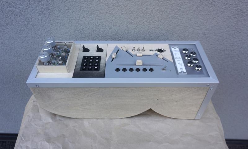 Synth, wood/electronics/aluminium, 20*42*17 cm, 2020, photographer Marloes van Son