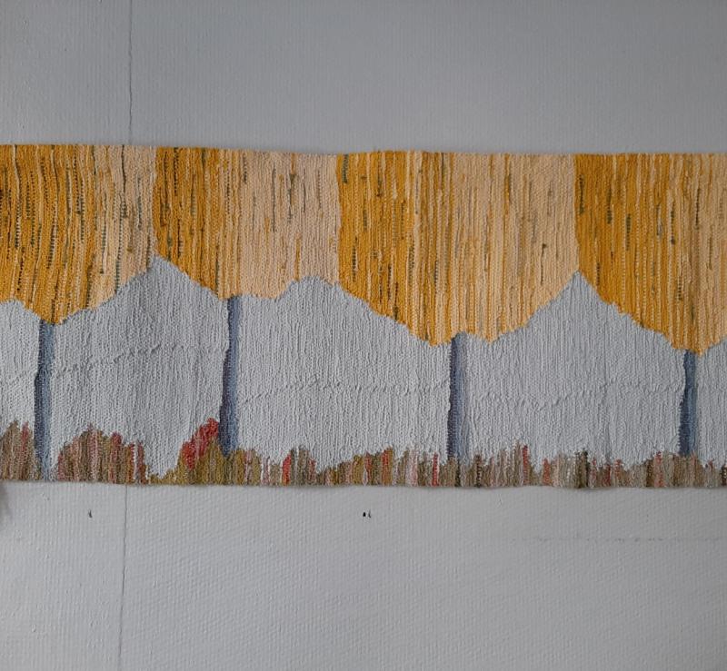 Seinätekstiili "Puukuja", puuvillalanka ja -kangassuikale, kangaspuilla kudottu kuvakudos, 45 cm x 110 cm