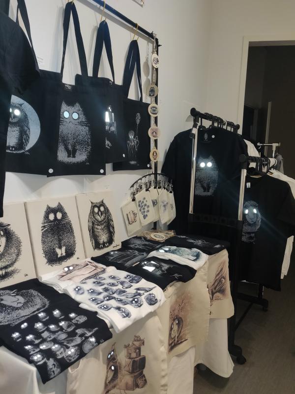 Handmade tote bags, t-shirts, zippers and decorations