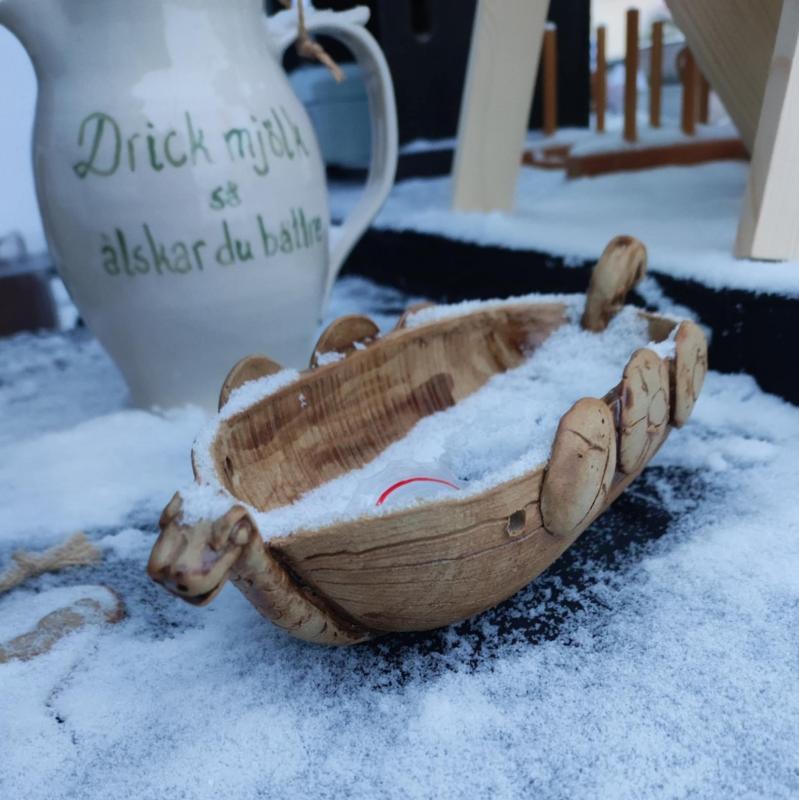 Ett vikingaskepp lastat med snö. Viikinkilaiva lumilastilla. Viking ship loaded with snow.
