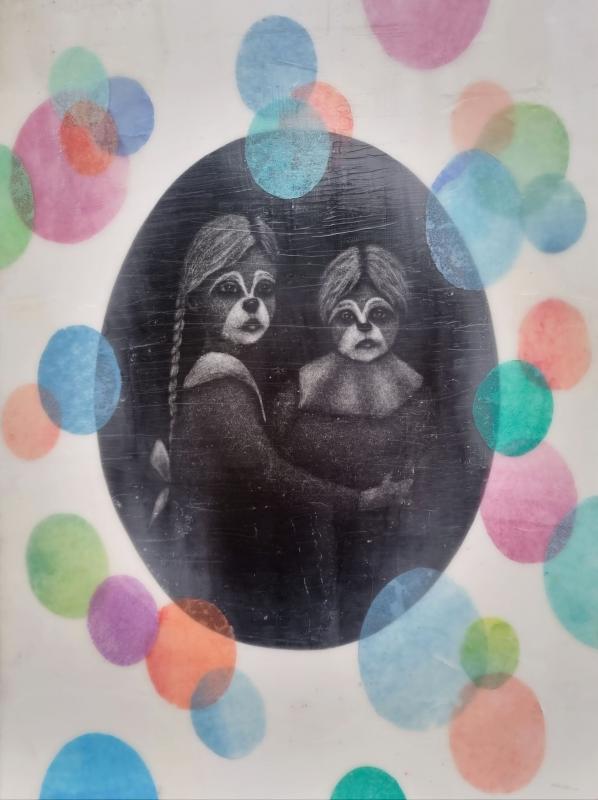 Laura Pohjonen, Vieraat VI, 2023, mezzotinto, puupiirros, mehiläisvahakollaasi, 40x30cm