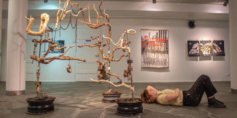I’ve got a thousand things to tell you but they’re mostly non-verbal things
Jag har tusen ting att säga till dig men mest är det ordlösa ting

Installation/sculpture: Birch, roots, tubers, industrial metal scrap, stones
2024
