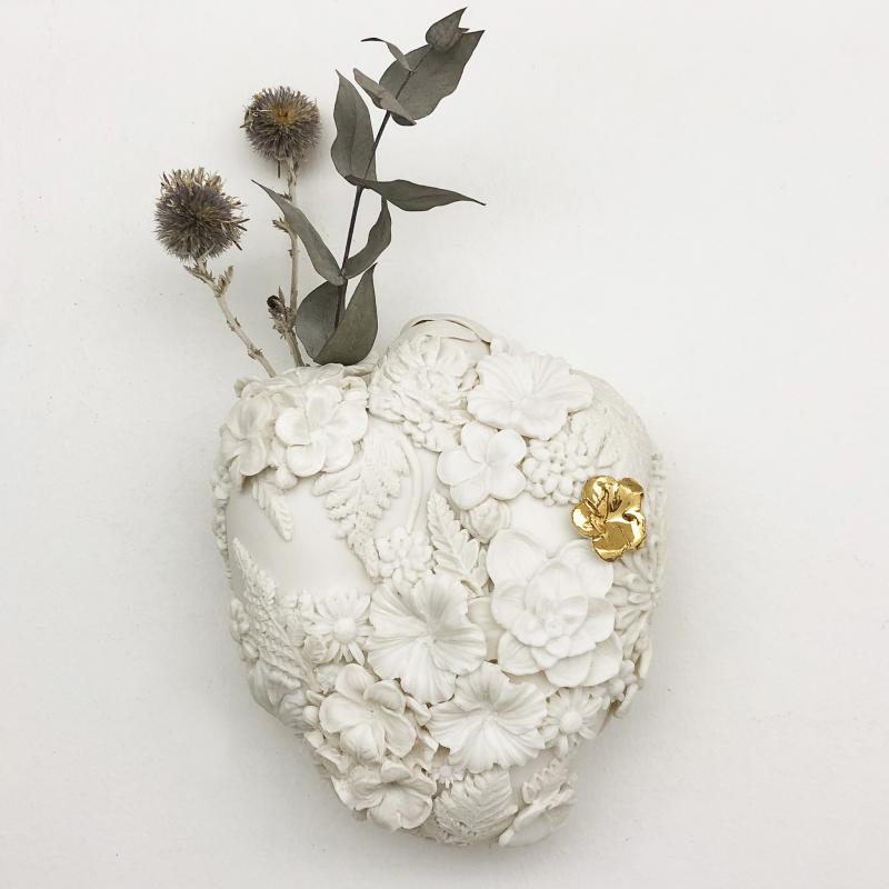 Mia Saporito_Jardin-wall heart_wall sculpture_porcelain_ 17x25cm