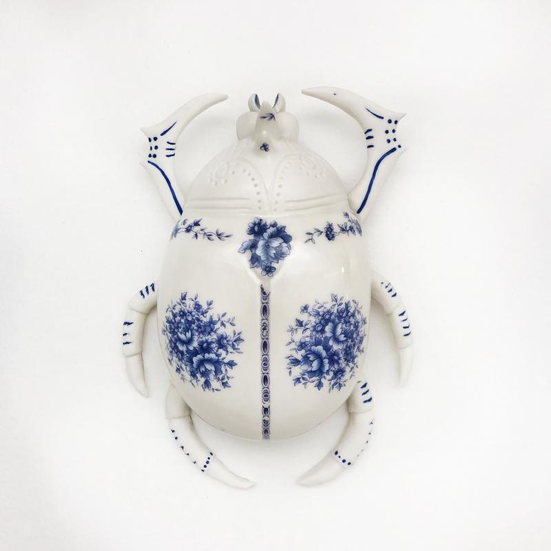 Mia Saporito_Jardin-beetle_ sculpture_porcelain_ 15x19cm