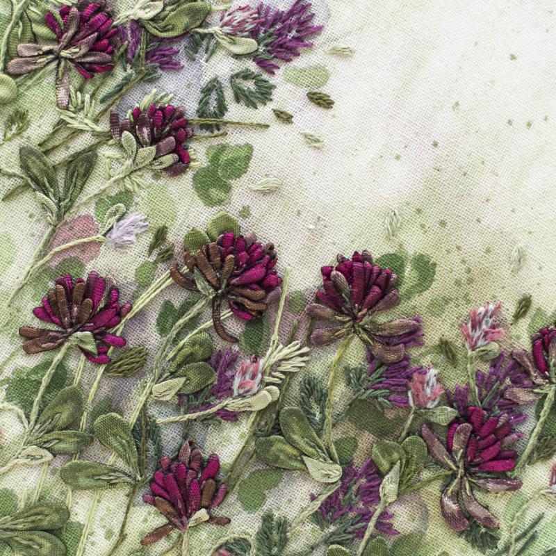Red clover / Hand embroidery on cotton canvas