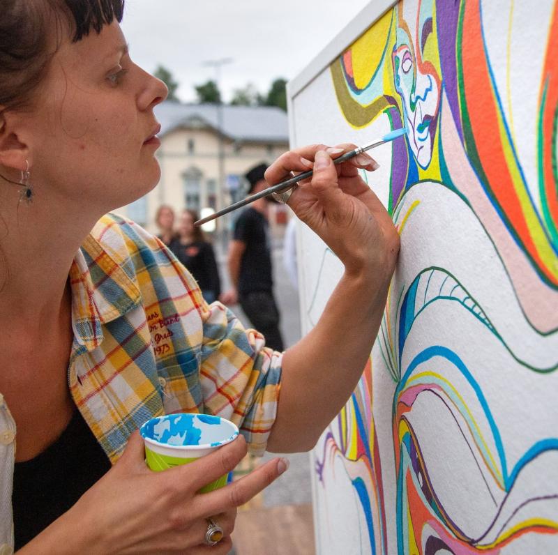 Ia Kuula målar live ute på gatan i Vasa på Konstens natt 2024